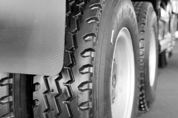 Mesurer usure pneu de camion à Sassenage